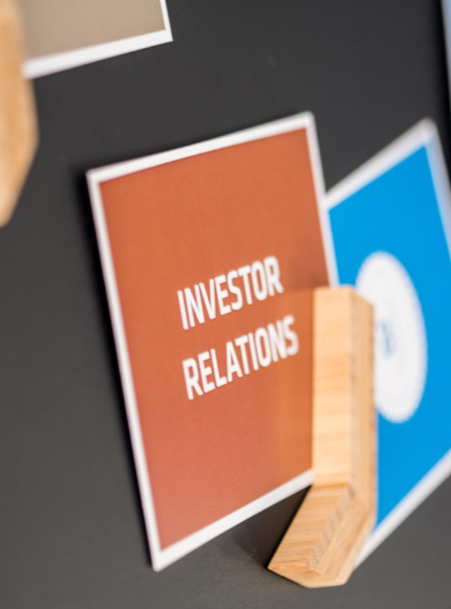 Karten mit Investor Relations Schift
